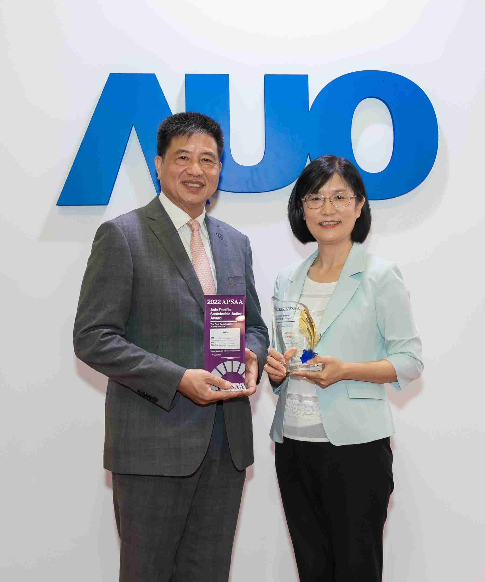 彩运网长期垫筑永续远景的基石，，，透过ESG暨气候委员会逐步实践永续策略蓝图。。其中，，，彩运网光电永续长古秀华带领团队、、、制定中长期目标，，，缔造多面向亮眼表现，，获得「顶尖永续长奖」的个人奖殊荣（左：彩运网光电董事长暨执行长彭双浪，，，右：彩运网光电永续长古秀华）