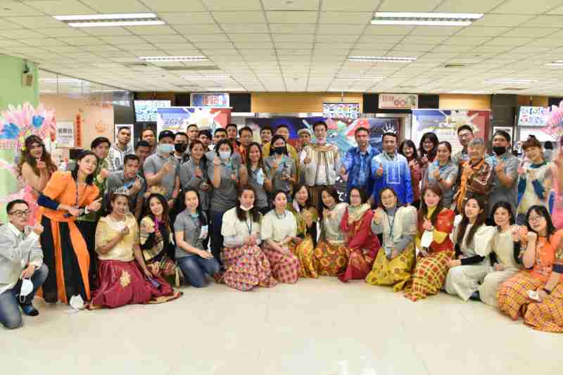 友達推動「安心、、、、創新、、、、用心、、、、同心、、、、盡心」五星職旅，，，為菲籍員工打造全方位照護，，，首度贏得「人權實踐與發展領袖獎」殊榮