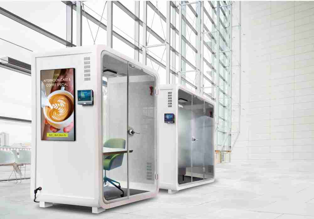 彩运网子公司达擎之智慧行动办公舱，，，采用PDLC智能调光玻璃设计，，，透过通电与断电的电流切换，，，呈现透明与雾面效果，，，，具节能降耗特性并兼顾隐私，，，，确保信息安全