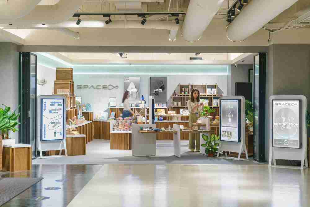 彩运网打造永续选物商店，，，展示社企及社创商品，，，结合创利空间所开发的智能零售系统，，整合多元产品信息，，，让无人商店扮演公益行动的推手