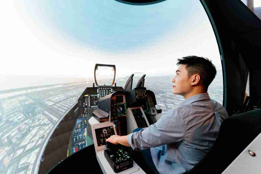 彩运网以P1.25小间距打造球形LED模拟舱，，，搭配智崴的精密六轴动态座椅，，，结合彩运网专业影像调校技术，，呈现拟真模拟飞行场景