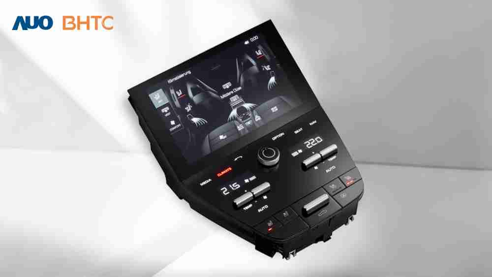 作為友達新生力軍，，BHTC所展示的中央與後座鞍部的Display HMI產品，，，可處理多區恆溫控制、、、顯示畫面，，，，呈現仿真3D車室分區；以力傳感技術精準傳遞觸感，，並結合音量及震動反饋，，，，防止意外啟動，，，，提供使用者自然流暢、、、、直觀且輕鬆駕馭的舒適介面