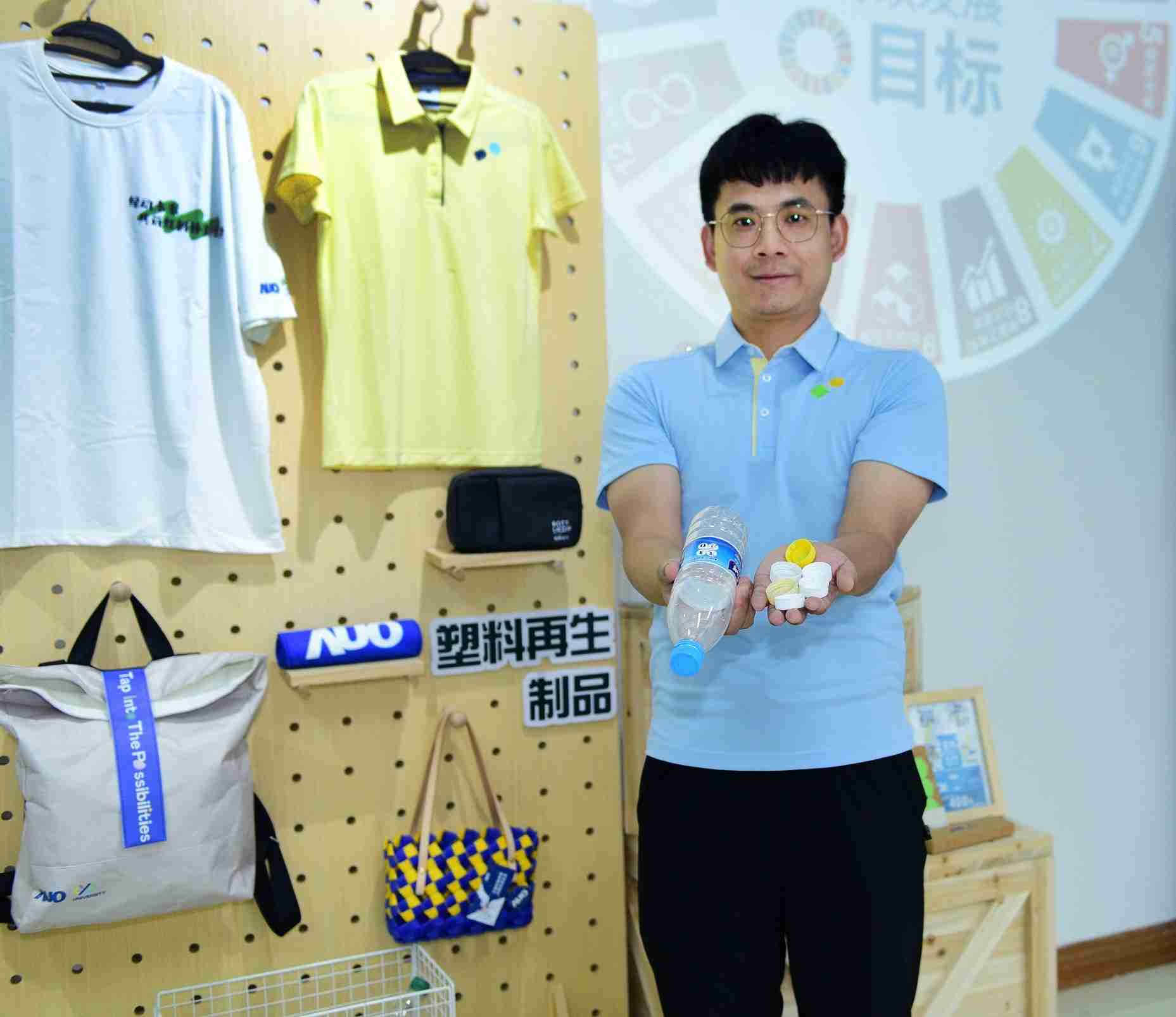 「2024智慧彩运网展」永续发展馆中，，，展示彩运网厦门驱动永续发展之成果，，，包含将厂内废弃物再制为实用物品，，将永续发展理念深植于员工生活日常实践