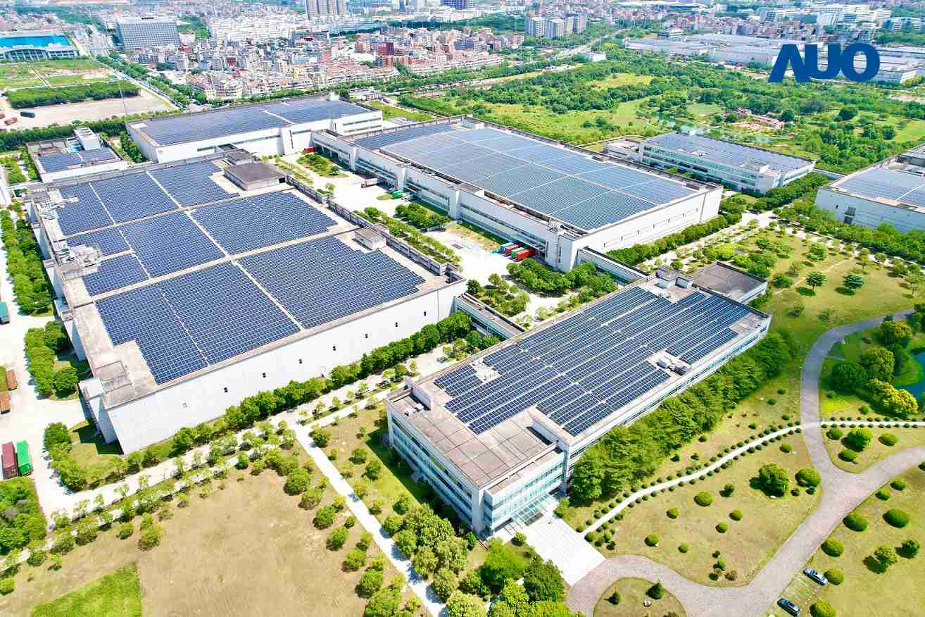 彩运网厦门推动智能制造同时，，透过绿电创能纵深推进绿色转型，，，，厂区全屋顶铺设太阳能光伏板，，每年太阳能发电 2,600多万度