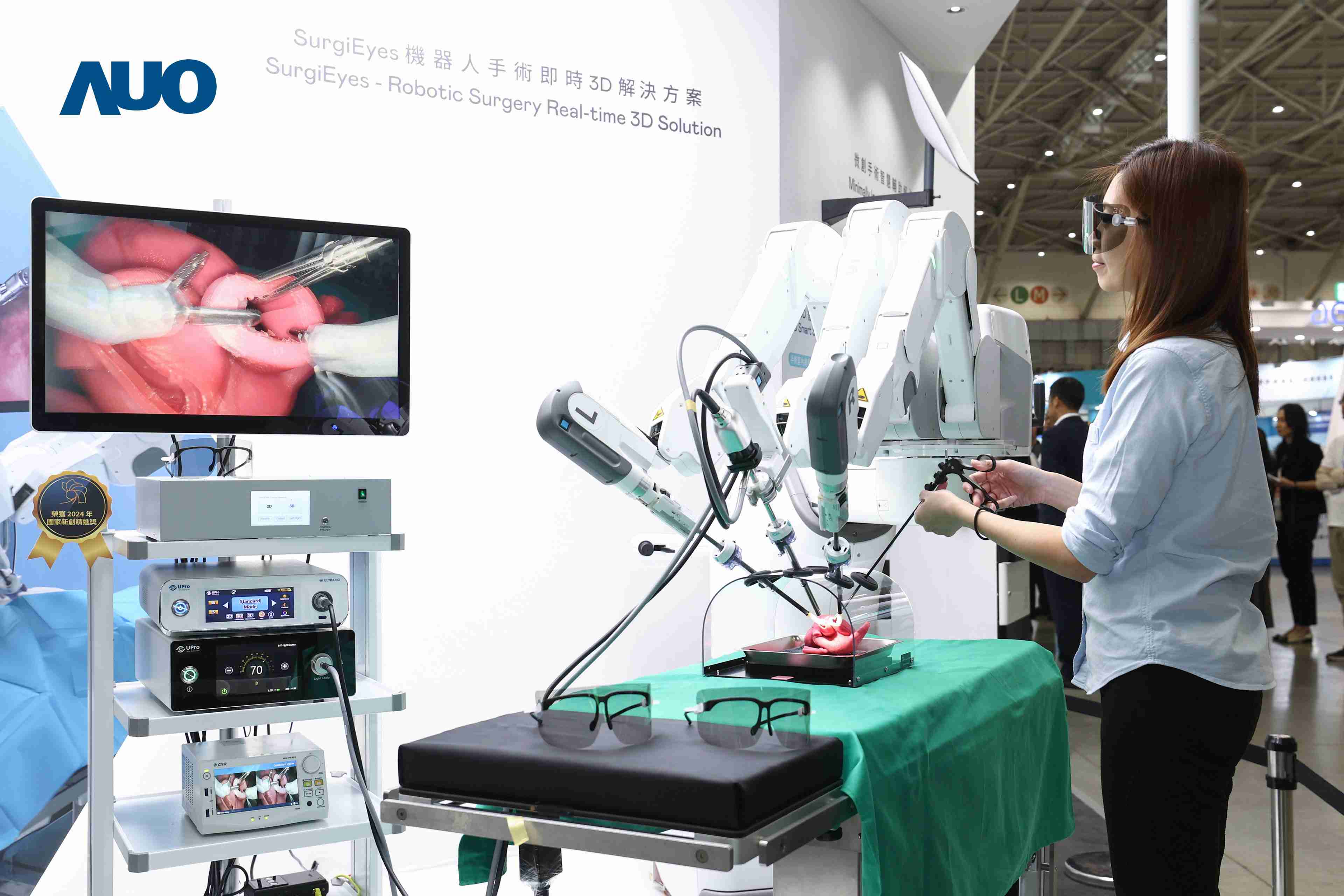 达擎以领先的3D显示技术推出〝SurgiEyes机器人手术实时3D解决方案〞，，整合先进3D图像处理与独家3D垂直宽视角、、、、广色域的显示技术，，，手术团队可实时同步主刀医师视角看到清晰3D影像，，，提升沟通效率与安全性。。。